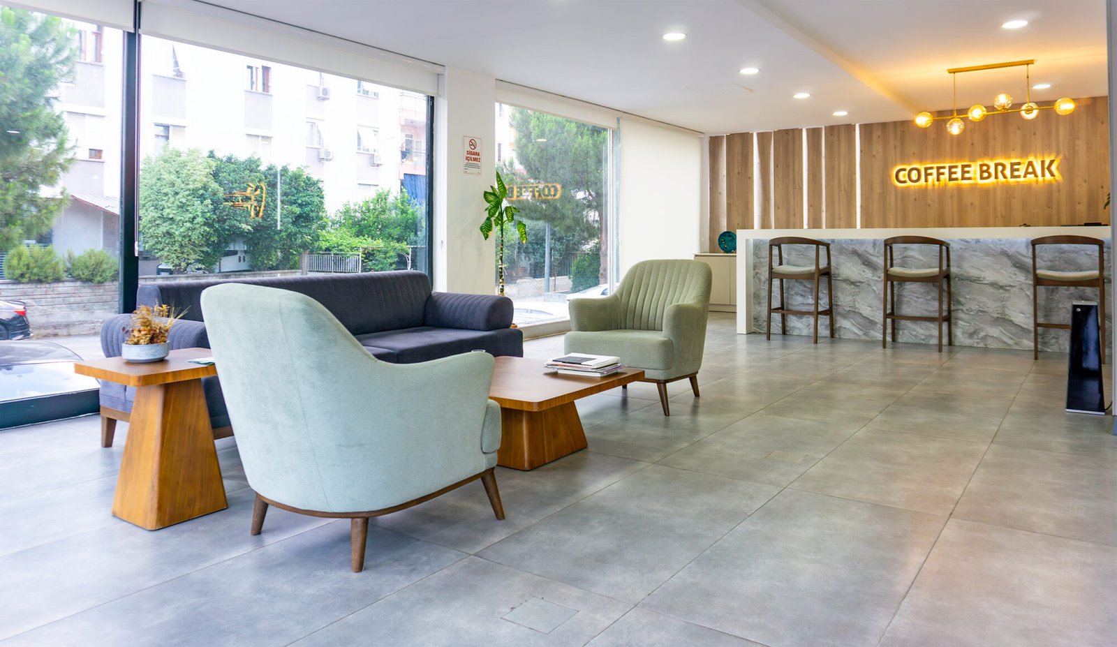 Antalya Kepez'de bulunan modern MRV Dental diş kliniği bekleme salonu
